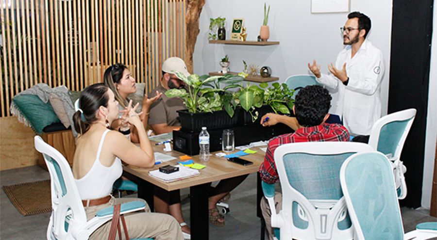 Zona colaborativa con mesas compartidas en Bloom CoLab