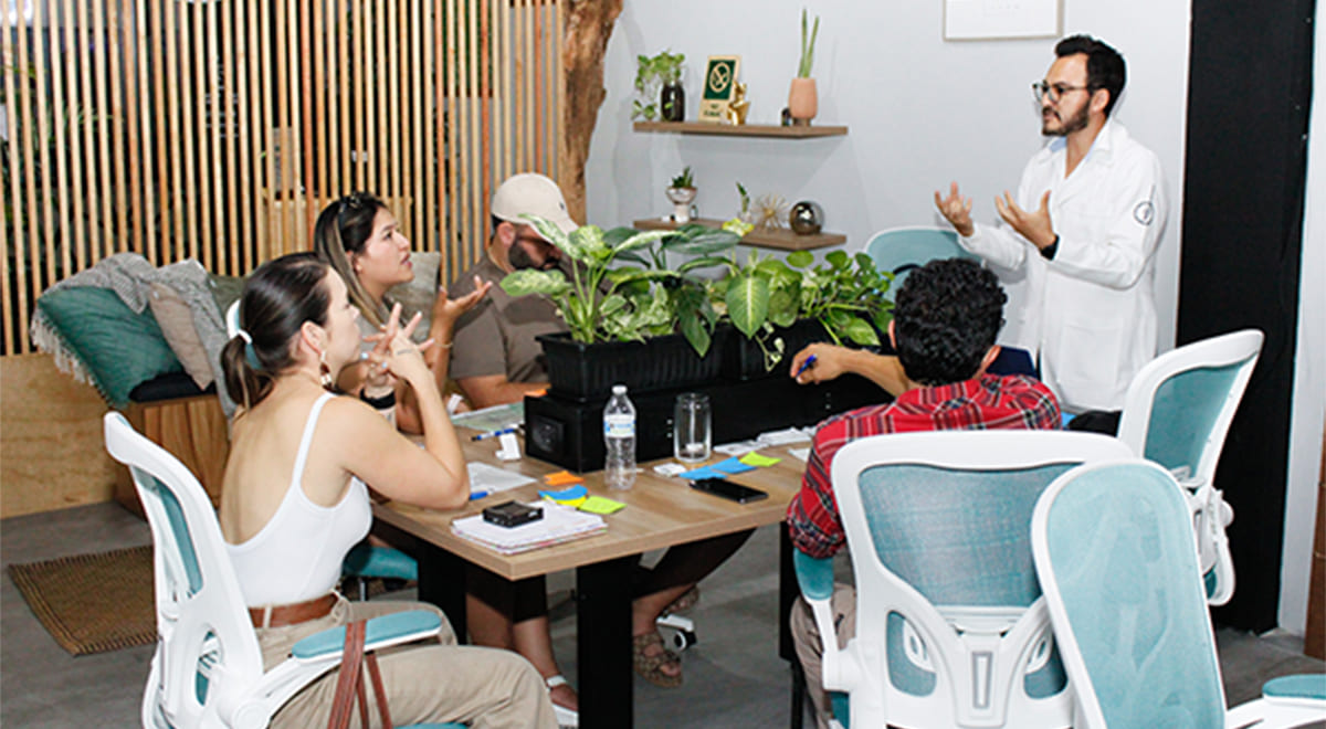 Reunión de trabajo en equipo en el coworking Bloom CoLab