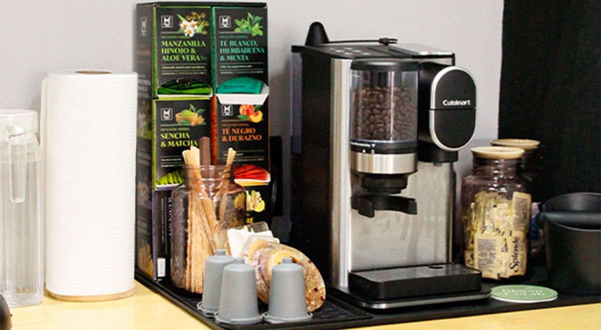 Coffee station con café, té y agua en Bloom CoLab
