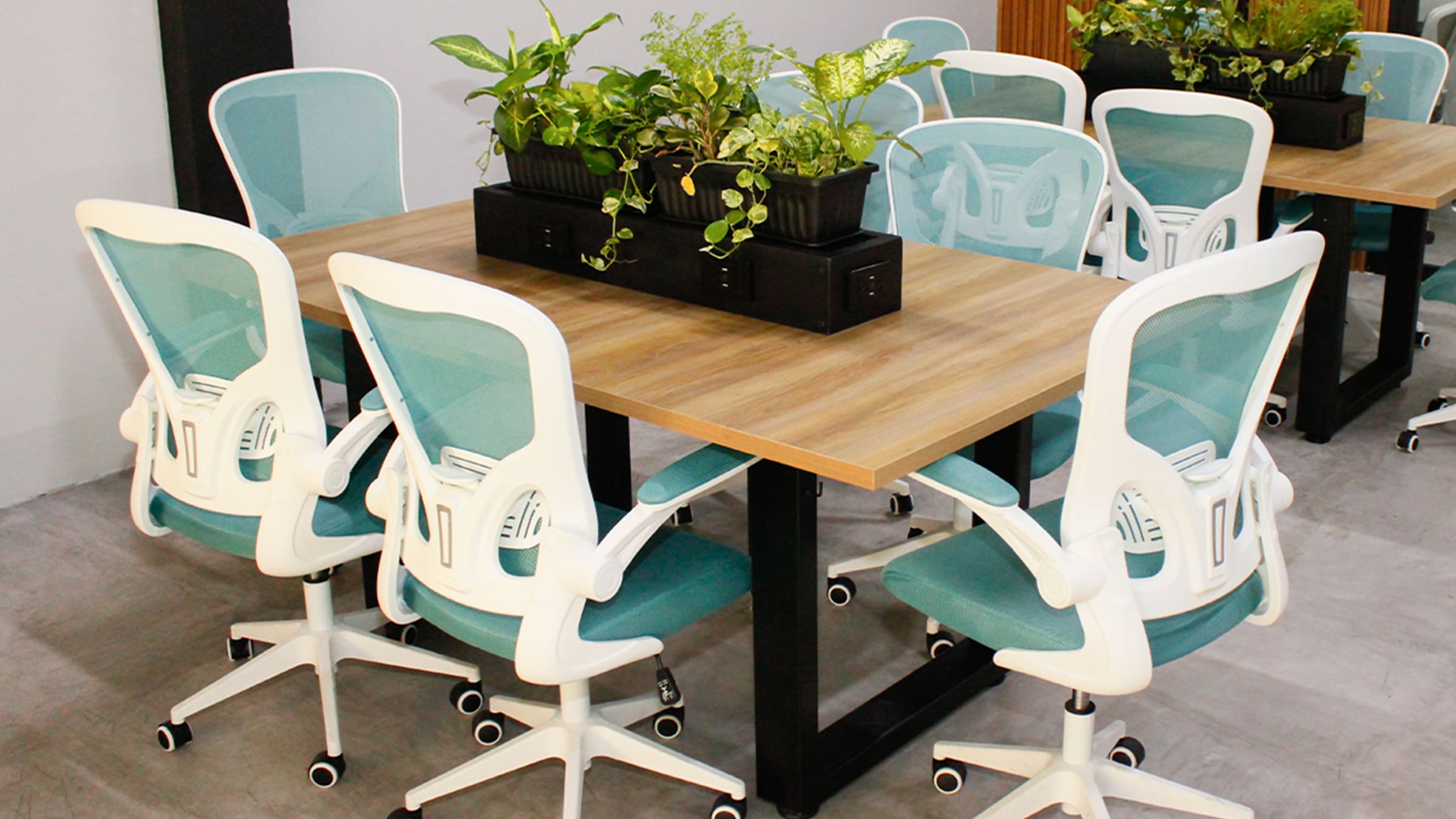 Mesas compartidas amplias para trabajar en Bloom CoLab